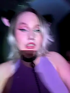 Snapshot of CrystaLuna69 chatting on 11/30/25, 01:31 CrystaLuna69 online show from 11/30/25, 01:31