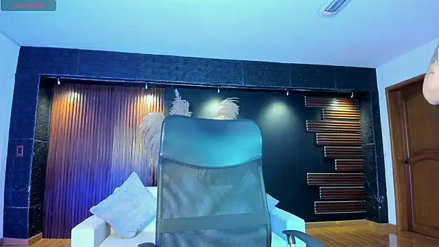 Saara Corraless online show from 04/17/26, 06:33