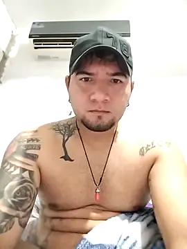 Snapshot of JHONNYACA28 chatting on 11/26/25, 04:13 JHONNYACA28 online show from 11/26/25, 04:13