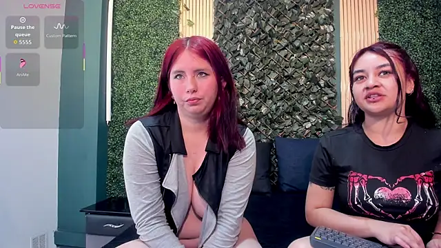 Snapshot of Lucy_and_Karoline chatting on 12/18/25, 01:06 Lucy and Karoline online show from 12/18/25, 01:06