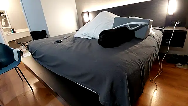 Snapshot of Mreroticking chatting on 12/20/25, 02:24 Mreroticking online show from 12/20/25, 02:24