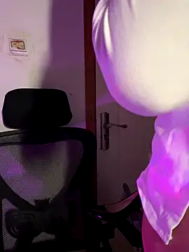 Snapshot of xoxo7799 chatting on 11/15/25, 03:19 xoxo7799 online show from 11/15/25, 03:19