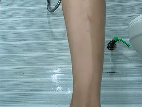 Snapshot of Tiny-122 chatting on 04/10/26, 11:48 Tiny-122 online show from 04/10/26, 11:48