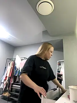 MilaHester online show from 11/19/25, 06:35