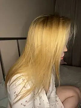 MilaHester online show from 11/28/25, 04:31