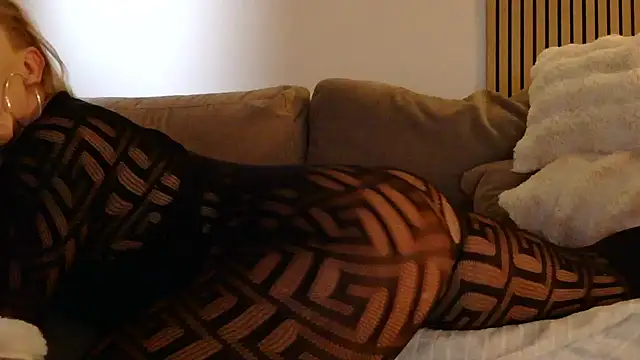 Snapshot of lorenarowena chatting on 02/06/26, 03:15 lorenarowena online show from 02/06/26, 03:15