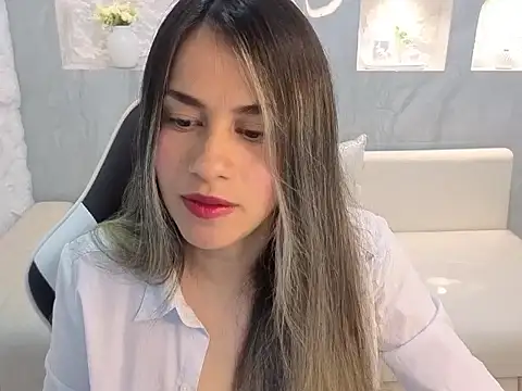 Liat White Tx online show from 11/17/25, 01:17