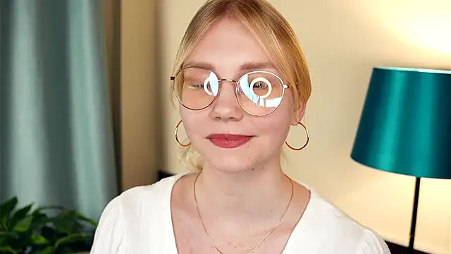 Snapshot of UnDesiga chatting on 11/10/25, 04:50 UnDesiga online show from 11/10/25, 04:50