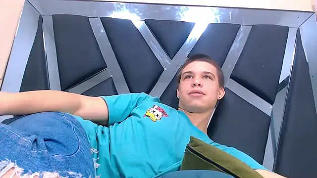 Liam York  online show from 12/03/25, 01:20