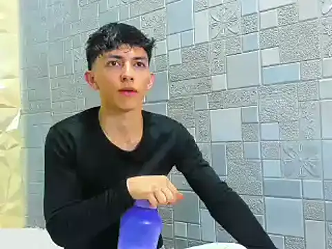 Snapshot of ElanGiraldo chatting on 11/11/25, 10:32 ElanGiraldo online show from 11/11/25, 10:32