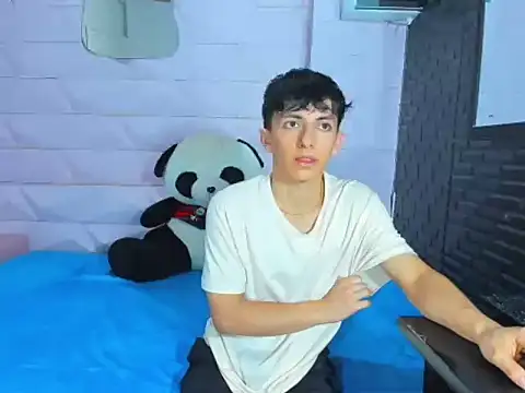 Snapshot of ElanGiraldo chatting on 11/25/25, 10:32 ElanGiraldo online show from 11/25/25, 10:32