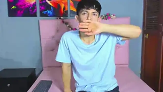 Snapshot of ElanGiraldo chatting on 11/26/25, 10:11 ElanGiraldo online show from 11/26/25, 10:11