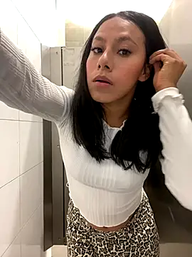 Snapshot of Katherinm chatting on 11/22/25, 07:13 Katherinm online show from 11/22/25, 07:13