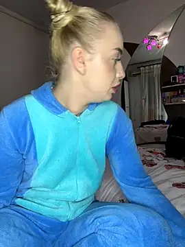 Snapshot of RuxyCatrina chatting on 11/21/25, 03:44 RuxyCatrina online show from 11/21/25, 03:44