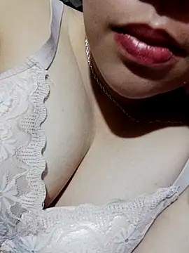 Snapshot of yelow-bee chatting on 11/15/25, 06:04 yelow-bee online show from 11/15/25, 06:04