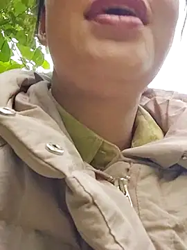 Snapshot of yelow-bee chatting on 11/25/25, 12:21 yelow-bee online show from 11/25/25, 12:21