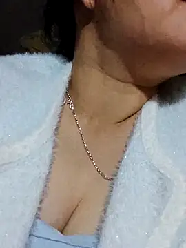 Snapshot of yelow-bee chatting on 12/14/25, 01:05 yelow-bee online show from 12/14/25, 01:05