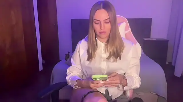 Snapshot of MiaGlows chatting on 11/25/25, 12:54 MiaGlows online show from 11/25/25, 12:54