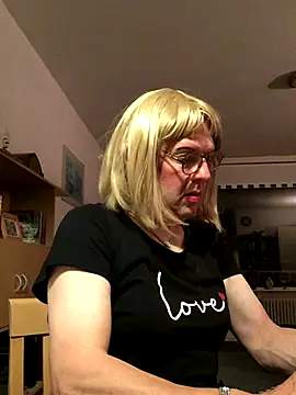 Snapshot of simone_xdressing chatting on 10/01/25, 11:22 simone xdressing online show from 10/01/25, 11:22