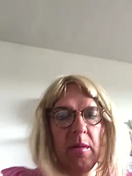 Snapshot of simone_xdressing chatting on 06/07/26, 02:43 simone xdressing online show from 06/07/26, 02:43
