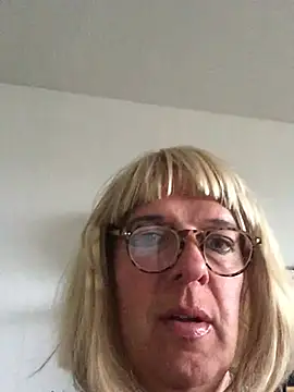 Snapshot of simone_xdressing chatting on 06/10/26, 02:49 simone xdressing online show from 06/10/26, 02:49