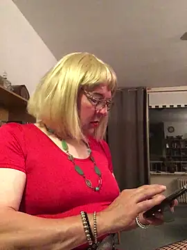 Snapshot of simone_xdressing chatting on 06/16/26, 11:29 simone xdressing online show from 06/16/26, 11:29