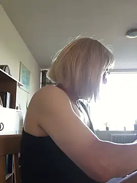 Snapshot of simone_xdressing chatting on 07/01/26, 06:18 simone xdressing online show from 07/01/26, 06:18