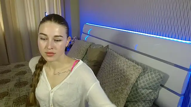 Snapshot of cutie_violet chatting on 11/12/25, 07:42 cutie violet online show from 11/12/25, 07:42