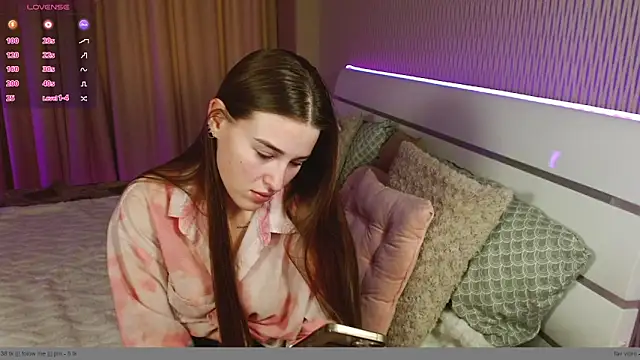 Snapshot of cutie_violet chatting on 12/03/25, 08:12 cutie violet online show from 12/03/25, 08:12