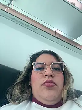 Snapshot of Amira_Malia chatting on 05/16/26, 04:28 Amira Malia online show from 05/16/26, 04:28