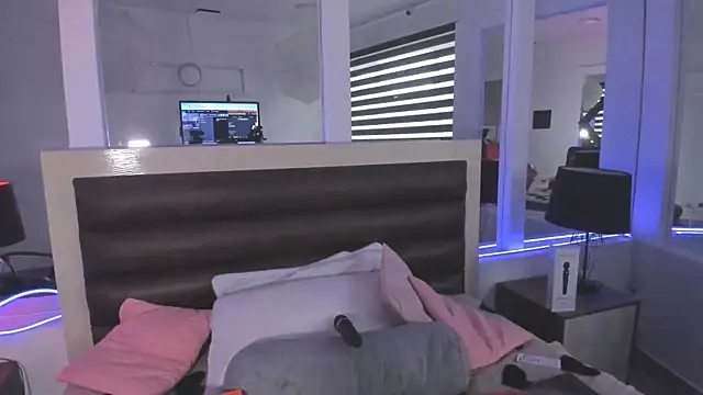 LaurenSpitz online show from 12/02/25, 11:37