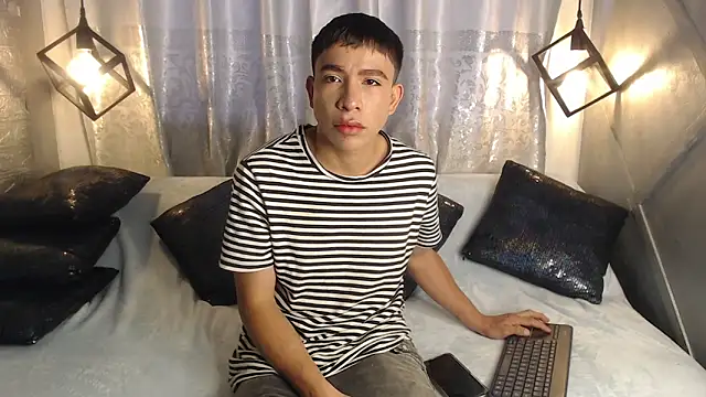 Snapshot of Aaron_foxx1 chatting on 11/21/25, 12:48 Aaron foxx1 online show from 11/21/25, 12:48