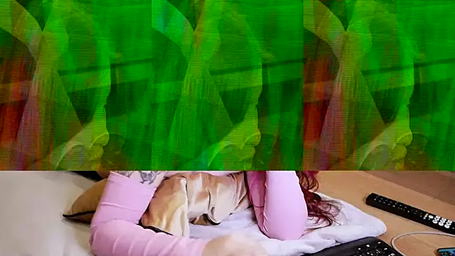 Snapshot of BellaBlush03 chatting on 12/20/25, 12:18 BellaBlush03 online show from 12/20/25, 12:18