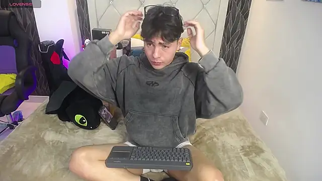 Snapshot of Samu_FoXXX chatting on 12/04/25, 08:39 Samu FoXXX online show from 12/04/25, 08:39