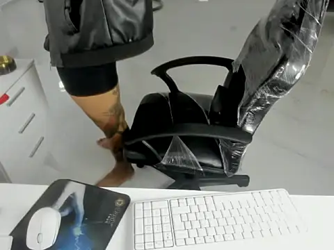 master leather online show from 04/02/26, 04:15