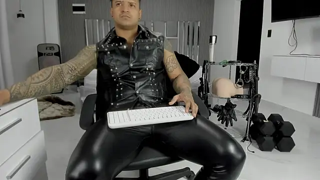 Snapshot of master_leather chatting on 06/10/26, 04:56 master leather online show from 06/10/26, 04:56