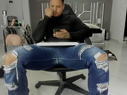 Snapshot of master_leather chatting on 06/30/26, 10:22 master leather online show from 06/30/26, 10:22