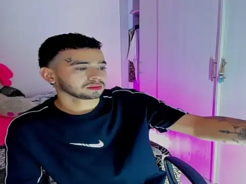 Snapshot of JohnE_Medina chatting on 11/25/25, 04:40 JohnE Medina online show from 11/25/25, 04:40