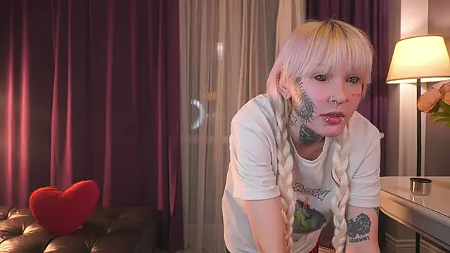 IsauraGarratt online show from 11/18/25, 02:43