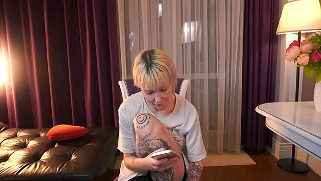 IsauraGarratt online show from 11/30/25, 01:37