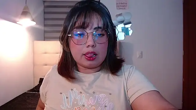 Snapshot of YiniBelle chatting on 11/20/25, 03:28 YiniBelle online show from 11/20/25, 03:28