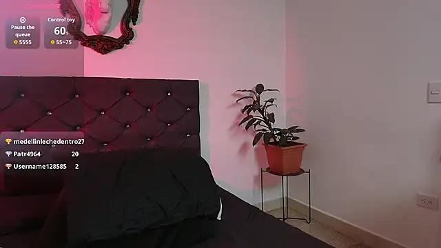 Snapshot of StephanieMadison chatting on 11/20/25, 08:36 StephanieMadison online show from 11/20/25, 08:36