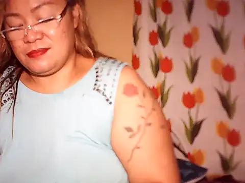 loriepinay46 online show from 05/19/26, 02:56