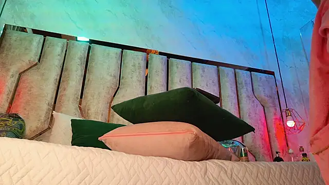 Caroline palmerr online show from 12/14/25, 03:23