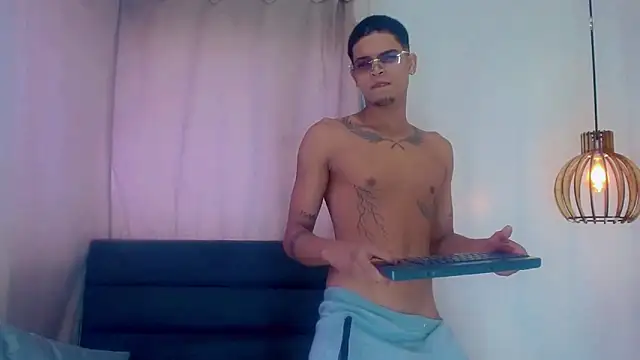 Snapshot of Isaacas_ chatting on 11/18/25, 11:36 Isaacas online show from 11/18/25, 11:36