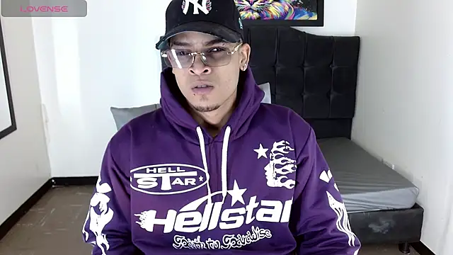 Snapshot of Isaacas_ chatting on 11/21/25, 11:20 Isaacas online show from 11/21/25, 11:20