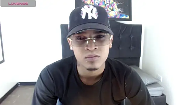 Snapshot of Isaacas_ chatting on 11/24/25, 11:43 Isaacas online show from 11/24/25, 11:43