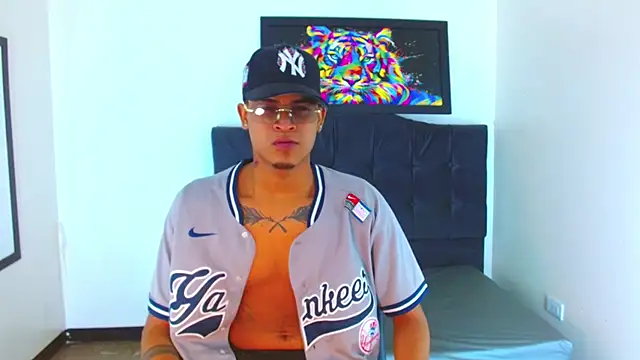 Snapshot of Isaacas_ chatting on 11/25/25, 11:32 Isaacas online show from 11/25/25, 11:32