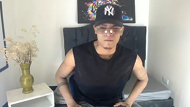 Snapshot of Isaacas_ chatting on 11/26/25, 11:44 Isaacas online show from 11/26/25, 11:44