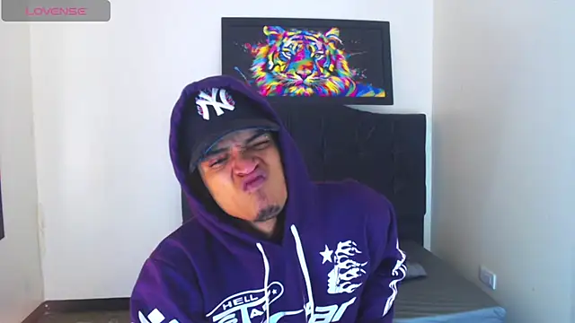 Snapshot of Isaacas_ chatting on 11/27/25, 11:23 Isaacas online show from 11/27/25, 11:23